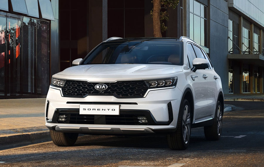 The all-new Kia Sorento redefines the successful design of previous generations of the SUV, while incorporating elegant and sophisticated new styling elements, with sharper lines, high-tech details and elongated exterior proportions. 