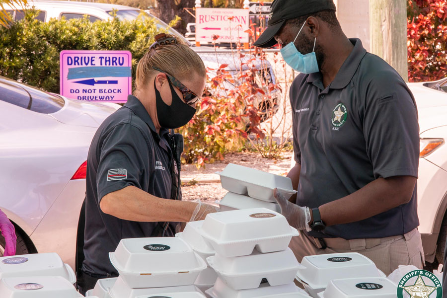  The Broward Sheriff’s Office, Miami Dolphins, Island Joe’s Café and other community partners joined forces this week to help fight hunger in our community. 