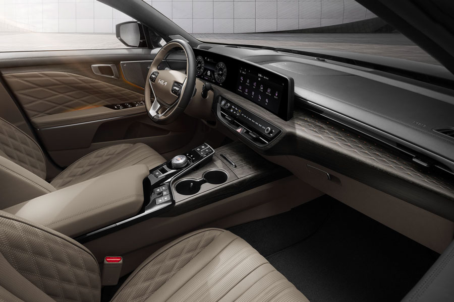 A contemporary panoramic curved display links a 12-inch digital cluster and a 12-inch infotainment system, bringing together the K8’s advanced connectivity and infotainment technology for all inside the sports sedan. 