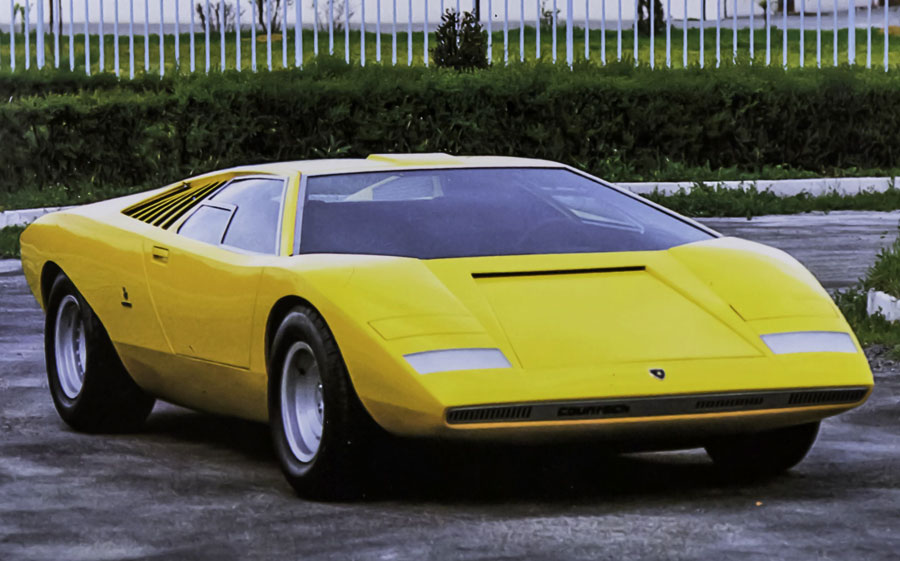 . The decision to unveil the Countach LP 500 in Carrozzeria Bertone’s space was motivated by the fact that Lamborghini’s stand featured the latest arrival of the House of the Raging Bull: the Miura SV, perfected after five years of production. 