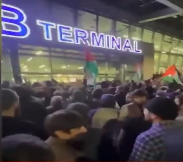 russian-airport-shuts-down-protesters-occupy-runway-search-israeli-flight