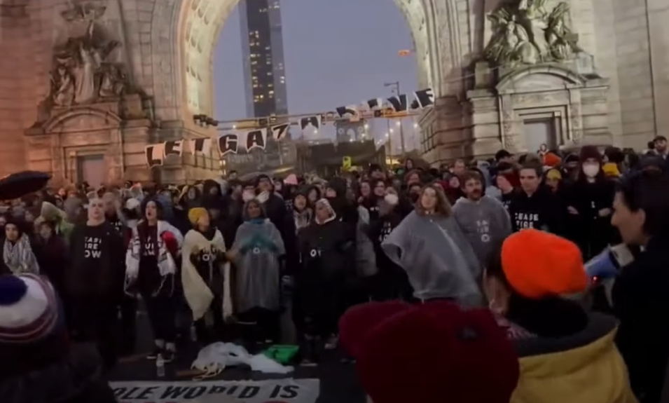 manhattan-bridge-paralyzed-as-pro-palestinian-protestors-take-a-stand-amid-israel-conflict