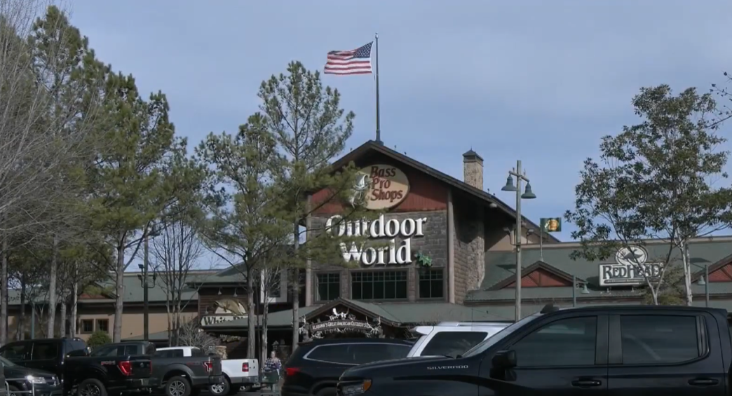 alabama-man-taken-into-custody-following-naked-plunge-into-bass-pro-shop-aquarium
