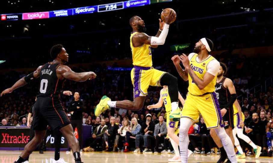 lakers'-lebron-james-day-to-day-as-playoff-race-intensifies-against-warriors
