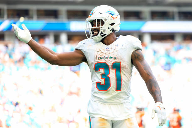 Raheem-Mostert:-Dolphins-Lock-In-Key-Offensive-Asset-with-Contract-Extension