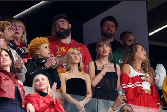 Taylor-Swift-Fans-Grieve-as-NFL's-Jason-Kelce-Announces-Retirement