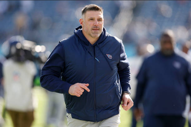 Spotting-Mike-Vrabel:-A-Peek-into-His-Offseason-Activities-Before-Cleveland-Engagement