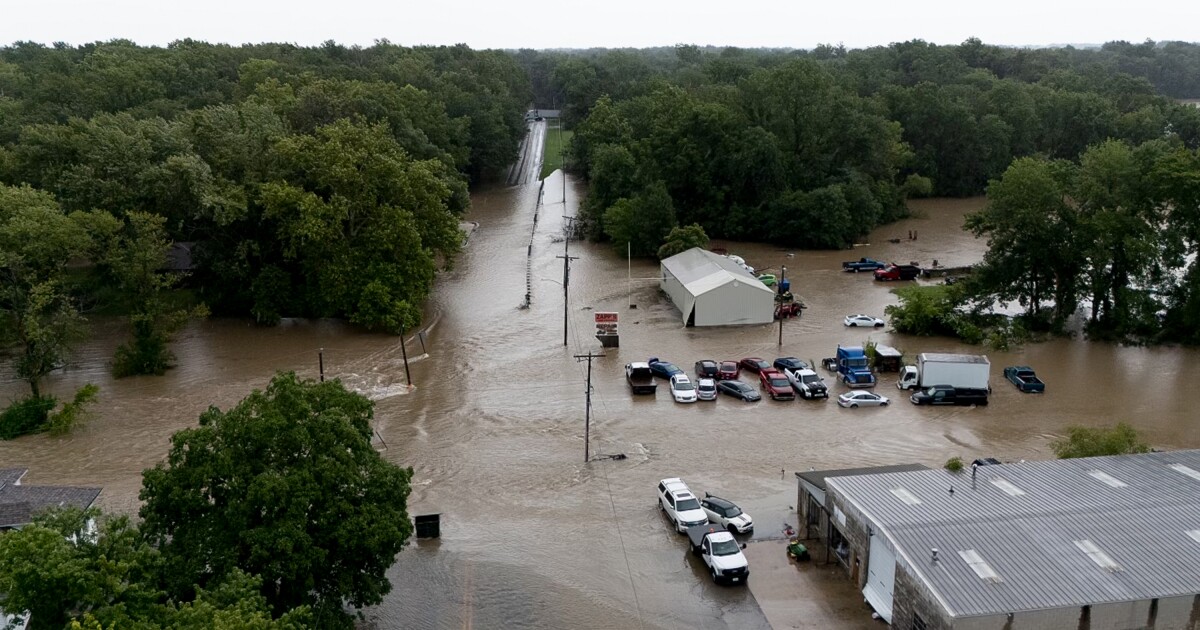  storm warning, rain showers, Tennessee weather, flood risk, storm safety, Nashville storm update, weekend weather, emergency preparedness, weather advisory, travel hazards.