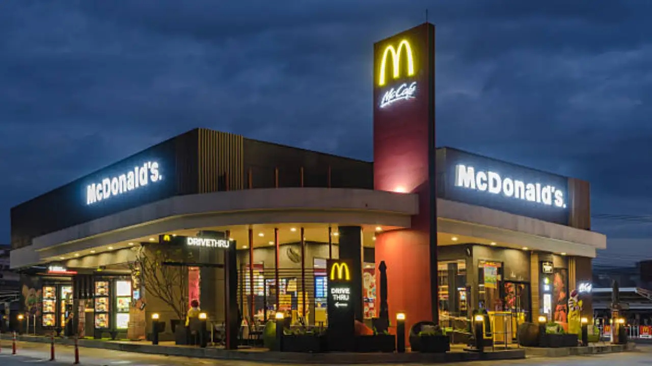@LakeCountyUpdates – Deputies outside McDonald’s at 9:10 PM, Griffin Rd