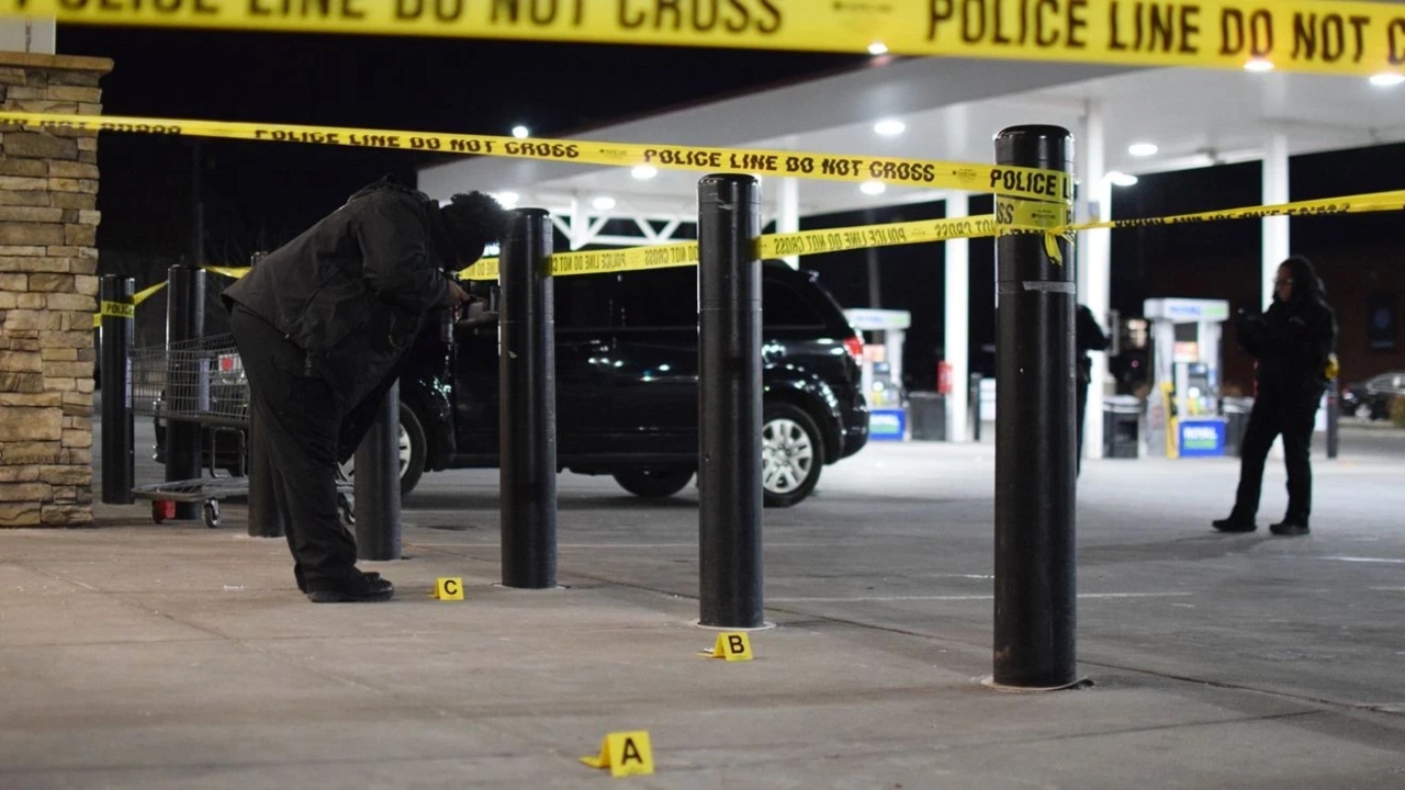 @BaltimoreAlerts – Taken at 9:50 PM, East Fayette Street crime scene