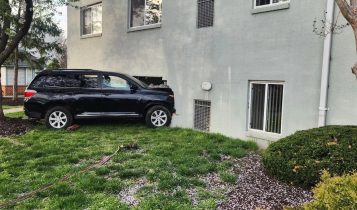 @ClearwaterScanner – Taken 8:45 PM, damaged car outside apartment complex