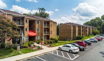@PineHillsNeighbor – Taken 9:40 PM outside Silver Star Apartments
